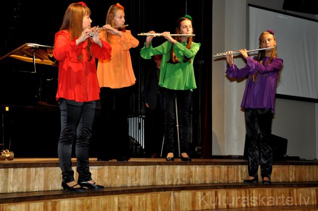 Skolas 65.gadu jubilejas audzēkņu un absolventu koncerts. Flautu ansamblis (sk. Heda Auziņa)
